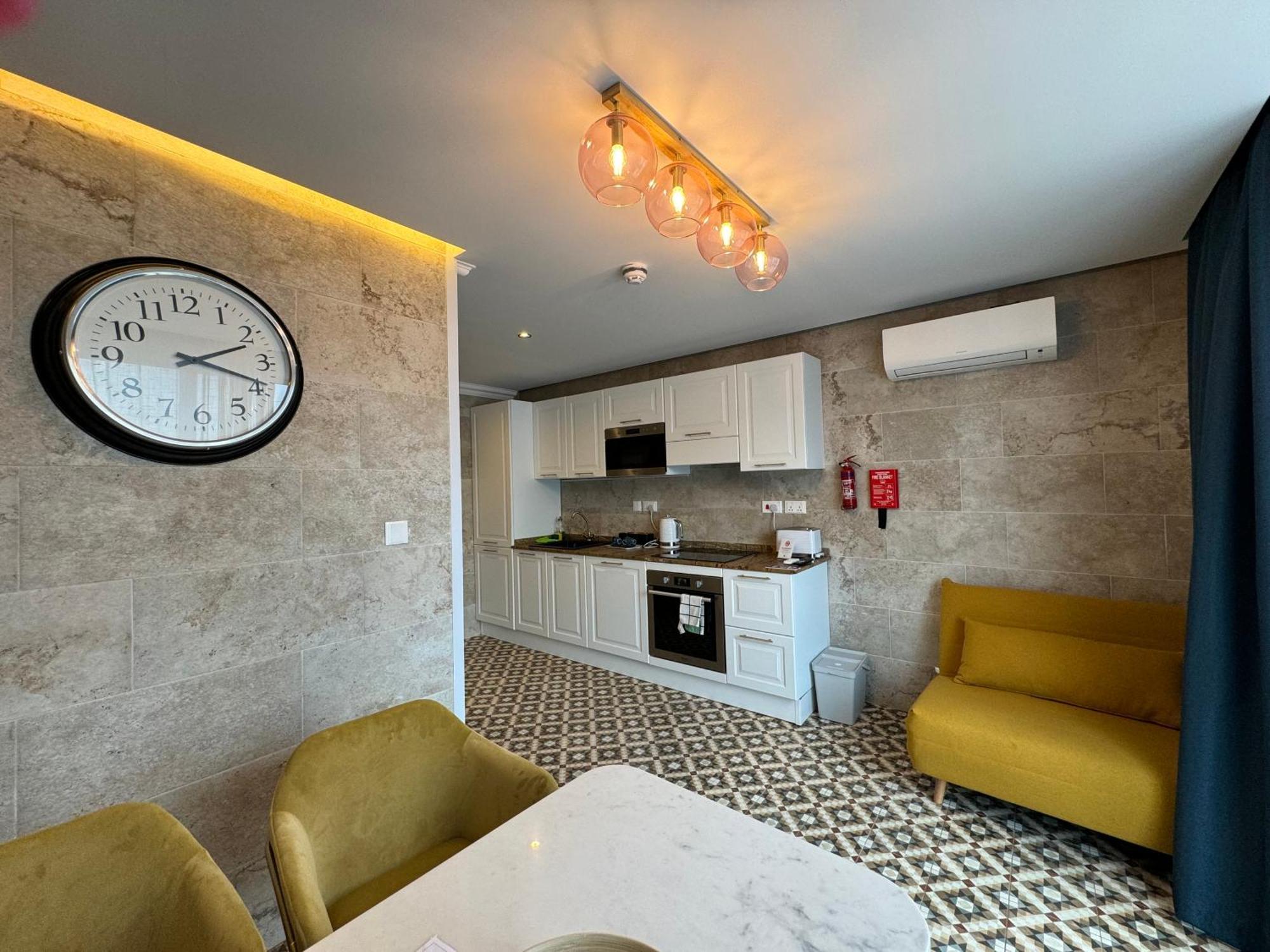 Balcony Hotel سانت جوليان المظهر الخارجي الصورة